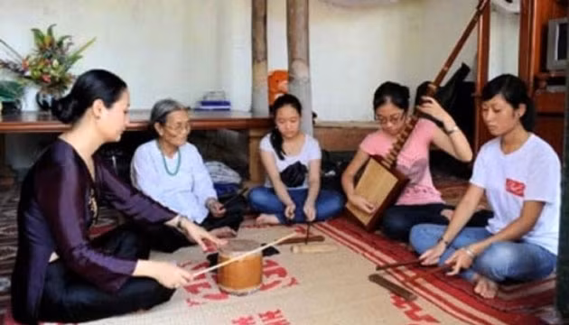 Nghệ nhân dân gian Nguyễn Thị Chúc truyền dạy cho các học trò (ca nương Đặng Thị Hường ngồi ngoài cùng bên phải).
