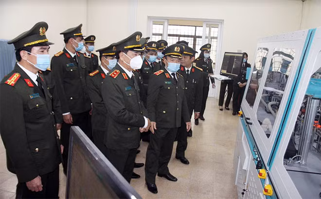 Thứ trưởng Trần Quốc Tỏ thăm, kiểm tra công tác nghiên cứu, chế tạo phôi thẻ CCCD gắn chip tại Trung tâm Kỹ thuật tài liệu nghiệp vụ - Viện Khoa học và Công nghệ. Thứ trưởng Trần Quốc Tỏ thăm, kiểm tra công tác nghiên cứu, chế tạo phôi thẻ CCCD gắn chip tại Trung tâm Kỹ thuật tài liệu nghiệp vụ - Viện Khoa học và Công nghệ.