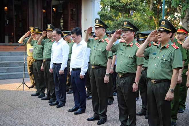 Các đại biểu tưởng niệm cố Bộ trưởng Trần Quốc Hoàn.