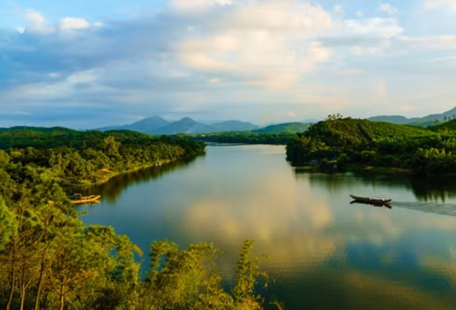 Sông Hương nhìn từ đồi Vọng Cảnh.