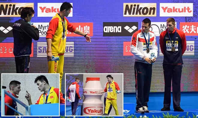 Kình ngư Trung Quốc Sun Yang khiêu khích Duncan Scott trong lễ trao giải nội dung 200m tự do năm 2019.