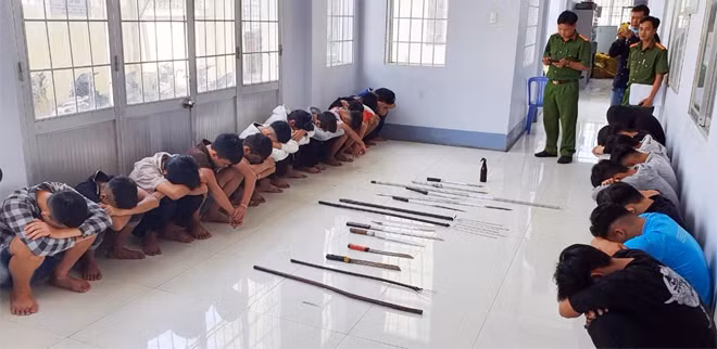 2 băng nhóm gồm hàng chục thanh thiếu niên bị bắt giữ khi tham gia dùng hung khí chém nhau.
