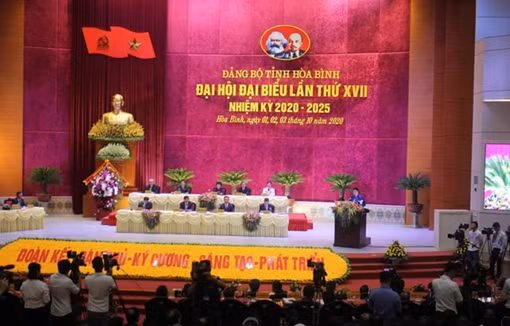 Trưng bày hiện vật và triển lãm ảnh về thành tựu 30 năm tái lập tỉnh Hòa Bình ảnh 1