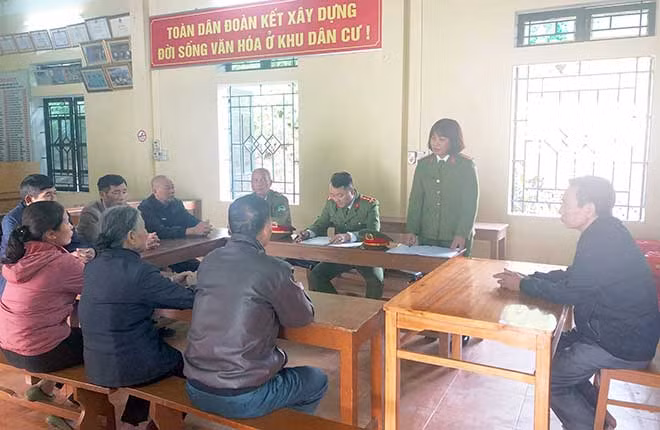 Trung tá Lâm Thị Vân Khanh trong một buổi làm việc tại địa bàn.