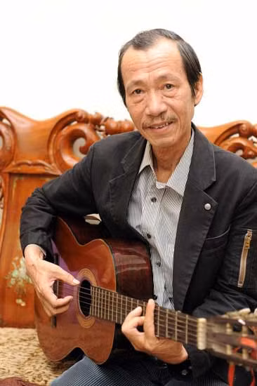 Nhạc sĩ Hà Hải phiêu du bên cây đàn ghita.