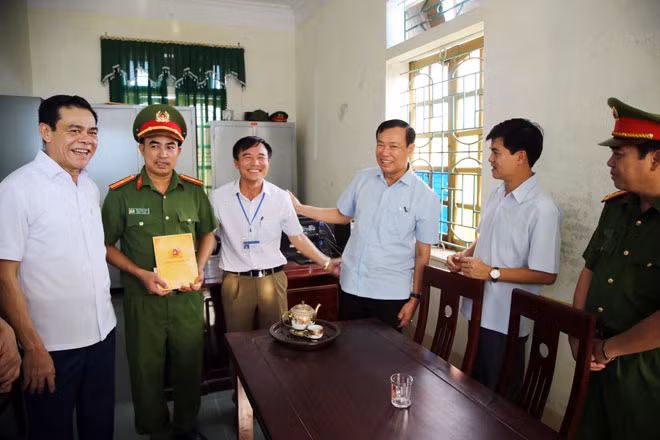 Thứ trưởng Lê Tấn Tới thăm hỏi, động viên cấp ủy, chính quyền và Ban Công an xã Trung Phúc Cường, huyện Nam Đàn.