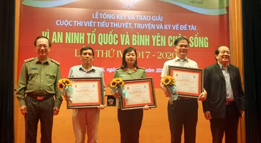 Trao giải cuộc thi viết về đề tài “Vì an ninh Tổ quốc và bình yên cuộc sống” 