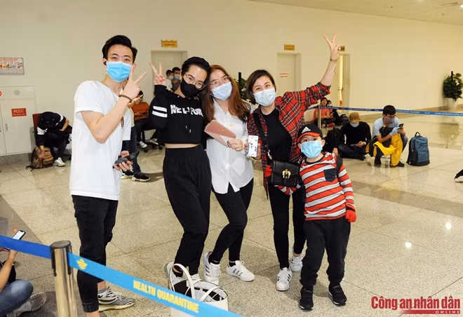 Các thanh niên trẻ sẵn sàng cho chuyến cách ly dài ngày để đảm bảo không mang dịch bệnh về nước, ảnh hưởng tới cộng đồng. Ảnh: X.Mai - X.Trường