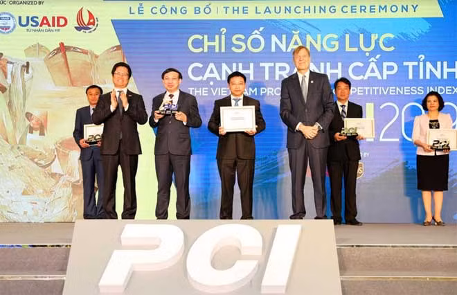 Tỉnh Quảng Ninh nhận cúp quán quân PCI năm 2019.