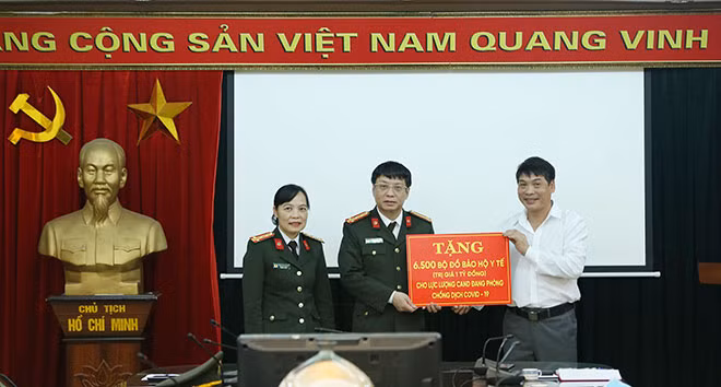 Đại tá Phạm Quang Khải, Tổng Biên tập Báo CAND nhận biển tượng trưng số hiện vật trị giá 1 tỉ đồng do ông Thái Quang Trung, Chủ tịch HĐQT Công ty Thẩm mỹ Ngọc Dung trao tặng một số đơn vị Công an trực tiếp tham gia phòng, chống dịch COVID-19.