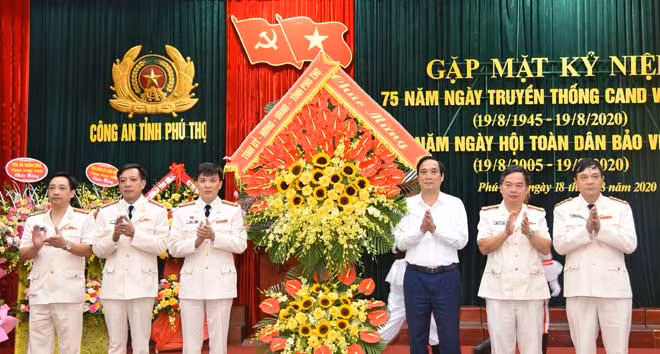 Đồng chí Bùi Minh Châu, ủy viên TW Đảng, Bí thư tỉnh ủy, chủ tịch Hội đồng nhân dân tỉnh, trưởng đoàn đại biểu Quốc Hội tỉnh Phú Thọ tặng lẵng hoa chúc mừng Công an tỉnh Phú Thọ.
