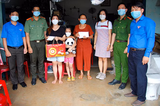 Bí thư Tỉnh Đoàn Trần Quốc Duy và chị Nguyễn Thị Ngọc Minh - Giám đốc Công ty Thanh Minh cùng đoàn công tác trao kinh phí hỗ trợ viện phí gia đình anh Hưng.