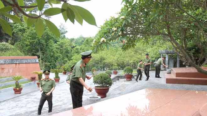 Thứ trưởng Bộ Công an và Đoàn công tác đã đến viếng Nghĩa trang liệt sĩ Nhà tù Sơn La. Thứ trưởng Bộ Công an và Đoàn công tác đã đến viếng Nghĩa trang liệt sĩ Nhà tù Sơn La.