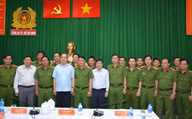 Lãnh đạo Thành ủy,UBND TP Hồ Chí Minh đến thăm và khen thưởng tập thể Phòng CSHS Công an TP Hồ Chí Minh trong vụ khám phá băng nhóm khủng bố do đối tượng Nguyễn Khanh cầm đầu.