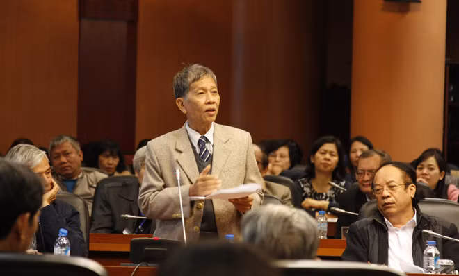 Nhà văn Nguyễn Huy Thiệp phát biểu trong một hội thảo văn học.