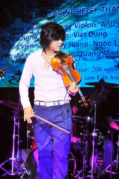 Nghệ sĩ Violin Anh Tú miệt mài đưa nhạc cổ điển tới khán giả trẻ. Nghệ sĩ Violin Anh Tú miệt mài đưa nhạc cổ điển tới khán giả trẻ.