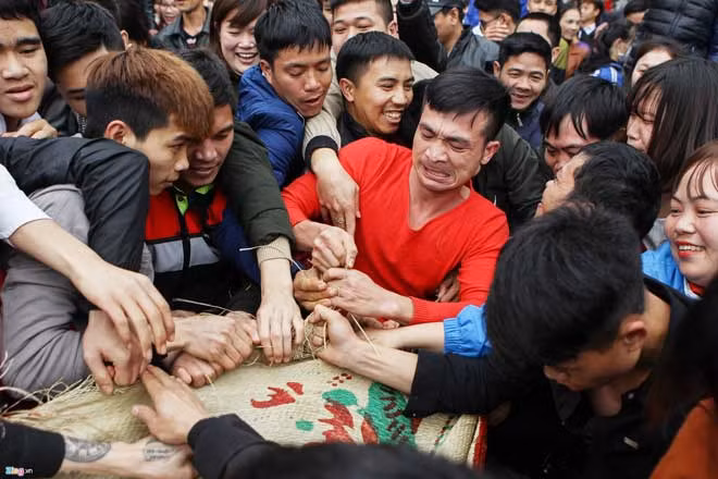 Hình ảnh cướp chiếu ở lễ hội Đúc Bụt.