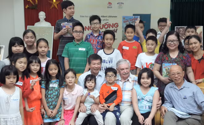 Một chương trình giao lưu sách văn học dành cho thiếu nhi thu hút nhiều bạn nhỏ tham gia. Một chương trình giao lưu sách văn học dành cho thiếu nhi thu hút nhiều bạn nhỏ tham gia.