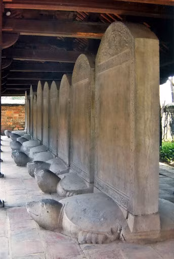 Danh xưng Tiến sỹ trong các khoa cử ngày xưa vô cùng giá trị. Văn Miếu - Quốc Tử Giám dựng bia Tiến sỹ chính là sự tôn vinh niềm tự hào trí tuệ Việt.