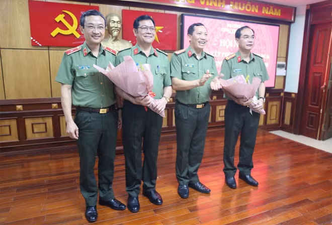 Đồng chí Cục trưởng Cục công tác đảng và công tác chính trị, Bộ Công an và đồng chí Giám đốc Công an tỉnh Đắk Lắk tặng hoa chúc mừng đơn vị Cụm trưởng, Cụm phó năm 2021.