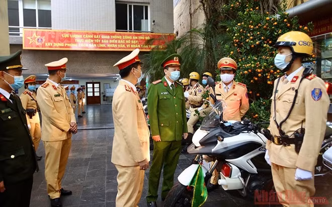 Lãnh đạo Phòng Cảnh sát giao thông Công an TP Hà Nội kiểm tra, giao nhiệm vụ cho cán bộ, chiến sỹ.