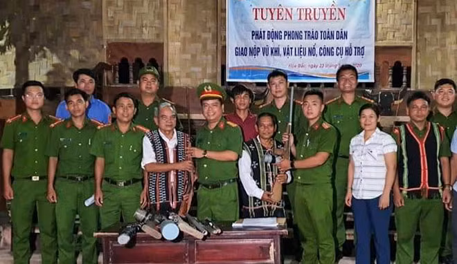Công an xã Hòa Bắc vận động đồng bào Cơ tu giao nộp vũ khí tự chế. Công an xã Hòa Bắc vận động đồng bào Cơ tu giao nộp vũ khí tự chế.