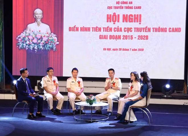 Các cá nhân điển hình tiên tiến tham gia giao lưu tại hội nghị. Các cá nhân điển hình tiên tiến tham gia giao lưu tại hội nghị.