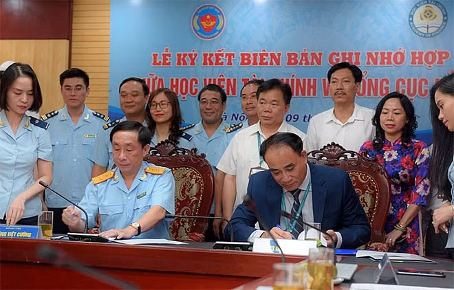 Đại diện Tổng cục Hải quan và Học viện Tài chính ký kết Biên bản ghi nhớ hợp tác.