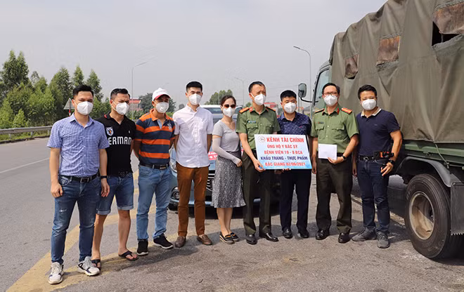 Đại tá Nguyễn Thái Hưng tiếp nhận ủng hộ số hàng hóa và khẩu trang y tế đặc dụng N95 từ Cộng đồng các nhà đầu tư KTC.