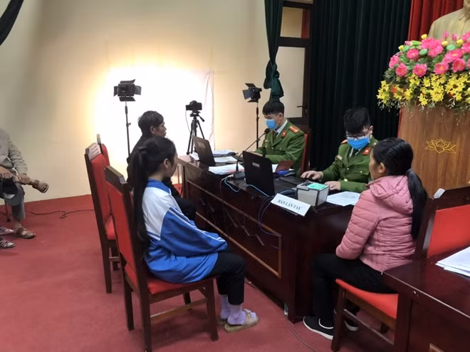 Công an huyện Mê Linh cấp căn cước công dân gắn chip cho người dân.