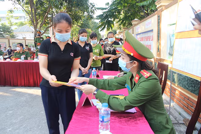 Cử tri được hướng dẫn rửa tay sát khuẩn, đo thân nhiệt và nhận phiếu bầu