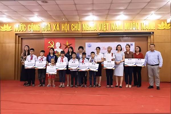 Tập đoàn CEO trao tặng 10 phần quà, mỗi phần quà trị giá 10 triệu đồng cho các các em học sinh đang mắc bệnh hiểm nghèo của huyện Vân Đồn.