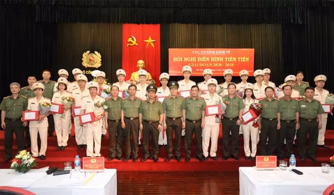Thứ trưởng Lương Tam Quang và các đại biểu dự hội nghị. Thứ trưởng Lương Tam Quang và các đại biểu dự hội nghị.