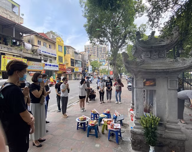 Phụ huynh, sĩ tử vái lạy trước bia Hạ Mã ở Văn Miếu, Quốc Tử Giám.