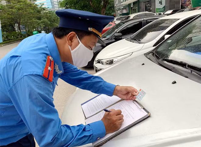 Thanh tra GTVT Hà Nội kiểm tra một điểm trông giữ xe ô tô trên đường Hoàng Đạo Thúy.