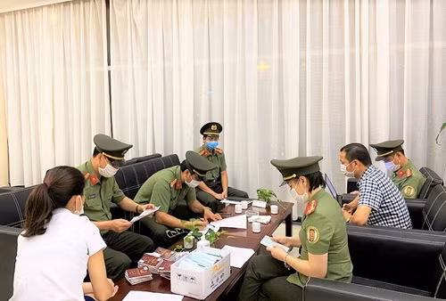 Kiểm tra công tác quản lý, đăng ký tạm trú cho người nước ngoài tại khách sạn Trường Thành, TP Hải Dương.