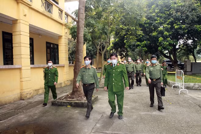 Đoàn công tác kiểm tra tổng thể khu vực được bố trí làm khu cách ly.