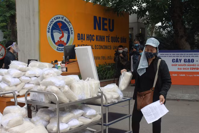Người dân đến nhận gạo sau khi cung cấp thông tin cá nhân và nhận diện khuôn mặt. Người dân đến nhận gạo sau khi cung cấp thông tin cá nhân và nhận diện khuôn mặt.