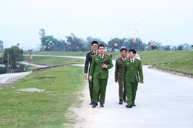 Công an xã Bùi La Nhân phối hợp Công an huyện Đức Thọ tuần tra.