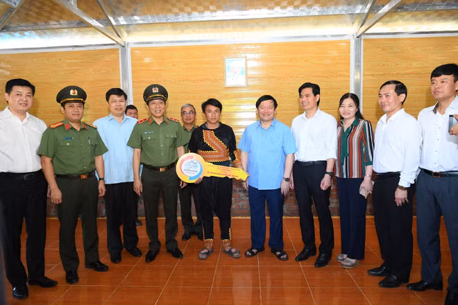 Thứ trưởng Lương Tam Quang cùng đại diện Tỉnh ủy, UBND tỉnh Hưng Yên và tỉnh Sơn La trao tặng nhà mới cho gia đình anh Vàng A Ký.