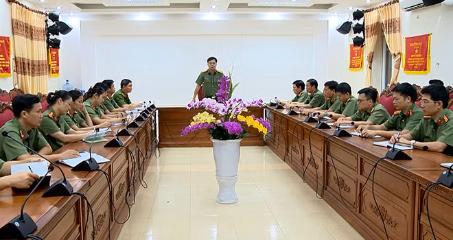 Thượng tá Trần Chí Hiếu họp triển khai công tác tại đơn vị.