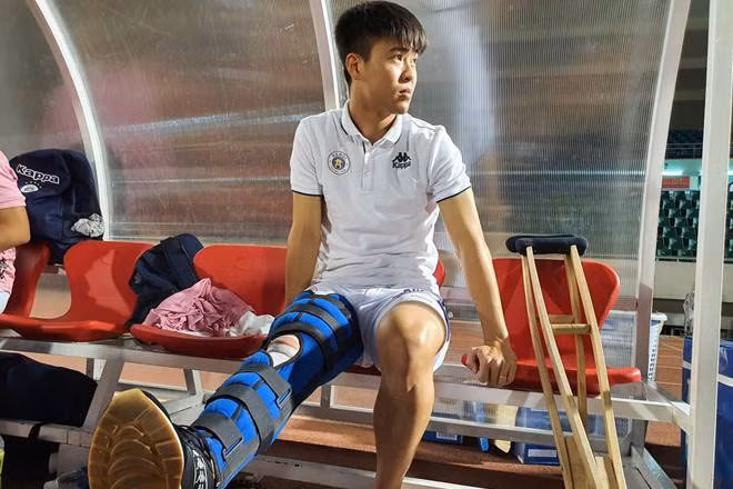 Duy Mạnh dính chấn thương nặng, lỡ trận gặp Malaysia.