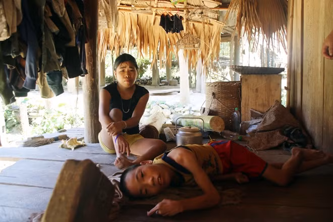 Hơn 20 năm nay, Mai luôn ở bên chăm sóc em trai “không xương”.