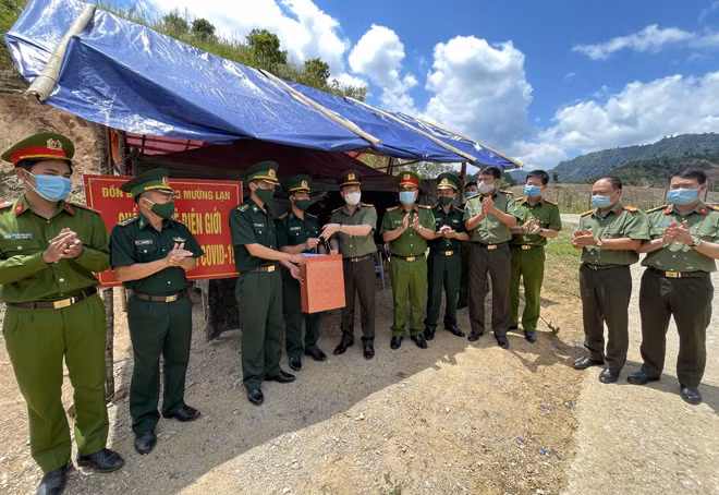 Đại tá Nguyễn Ngọc Vân kiểm tra, tặng quà cán bộ chiến sỹ đồn biên phòng Mường Lạn.
