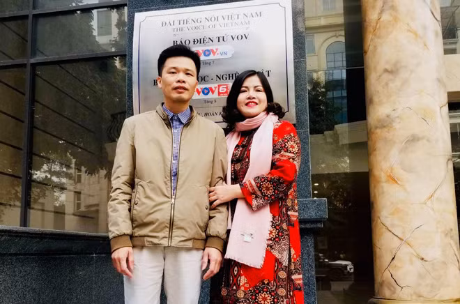 Nhà thơ Đàm Huy Đông và tác giả.