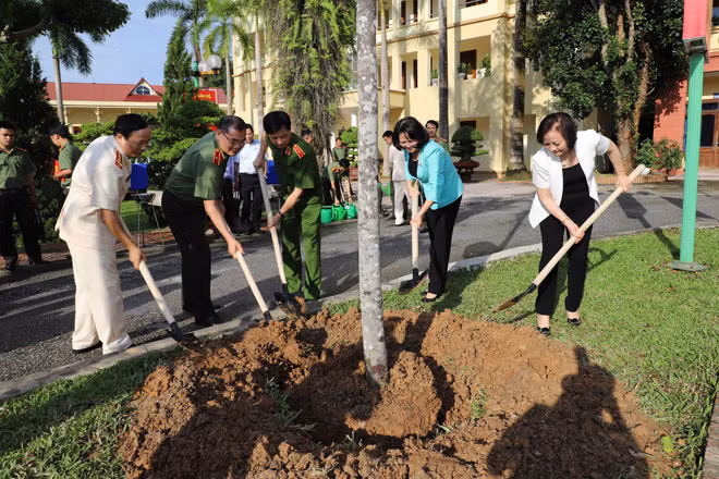 Phó Chủ tịch nước Đặng Thị Ngọc Thịnh cùng lãnh đạo Bộ Công an, lãnh đạo tỉnh Yên Bái và lãnh đạo Công an tỉnh Yên Bái trồng cây lưu niệm tại Công an tỉnh.