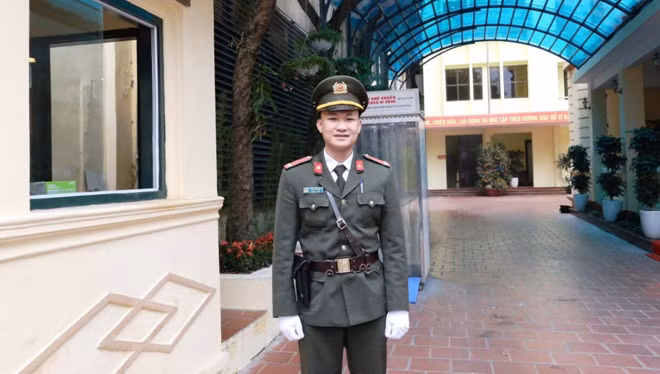 Trung úy Võ Tuấn Anh ở đơn vị.