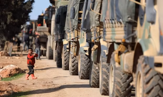 Đoàn xe quân sự Thổ Nhĩ Kỳ lăn bánh đến thành phố Idlib, nơi giao tranh với quân đội người Kurd đang diễn ra quyết liệt. Đoàn xe quân sự Thổ Nhĩ Kỳ lăn bánh đến thành phố Idlib, nơi giao tranh với quân đội người Kurd đang diễn ra quyết liệt.