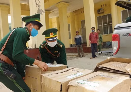 Số khẩu trang y tế và dung dịch sát khuẩn bị phát hiện thu giữ tại cửa khẩu quốc tế Nậm Cắn.