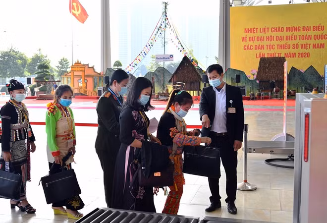 Cán bộ, chiến sỹ Bộ Tư lệnh Cảnh vệ hướng dẫn các đại biểu làm thủ tục an ninh trước khi vào Hội trường.